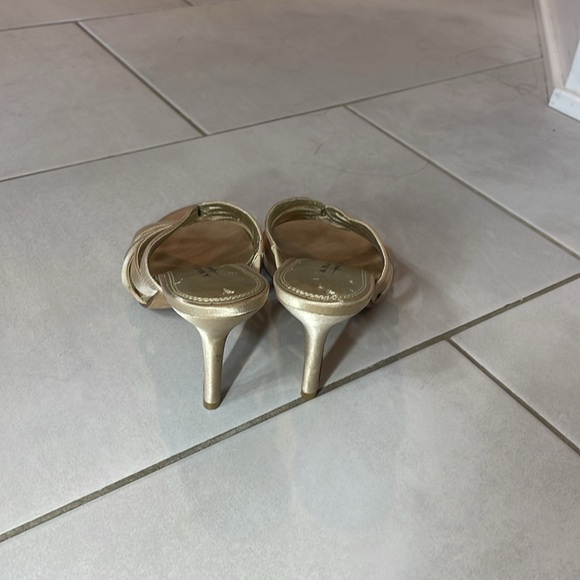 A. Marinelli Golden tan 3 inch heels, perfect shoe for any event, no flaws - Picture 3 of 7